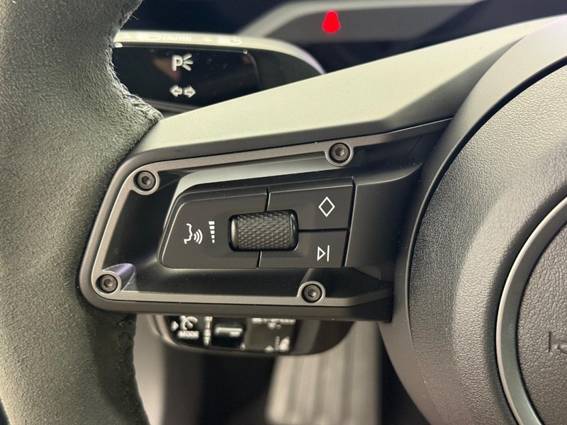 Porsche Taycan Vehicle Full-screen Gallery Image 18