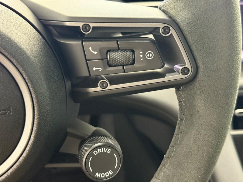 Porsche Taycan Vehicle Full-screen Gallery Image 19