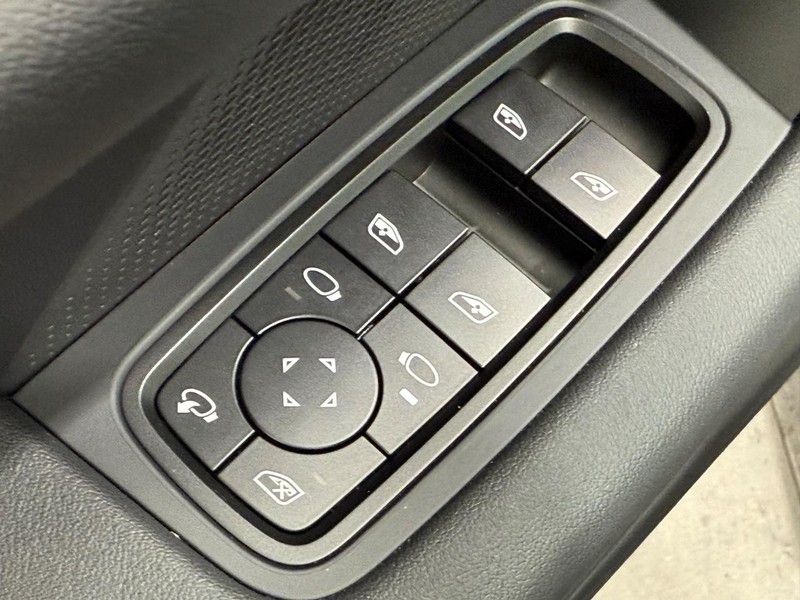 Porsche Taycan Vehicle Full-screen Gallery Image 24