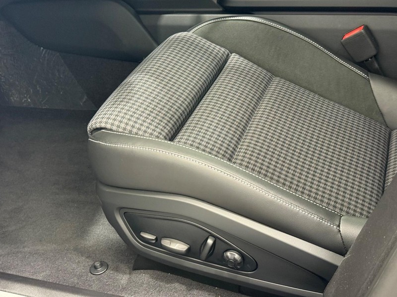 Porsche Taycan Vehicle Full-screen Gallery Image 25