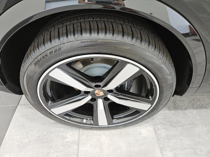 Porsche Cayenne Vehicle Full-screen Gallery Image 8
