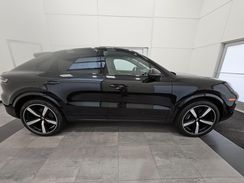 Porsche Cayenne Vehicle Full-screen Gallery Image 9