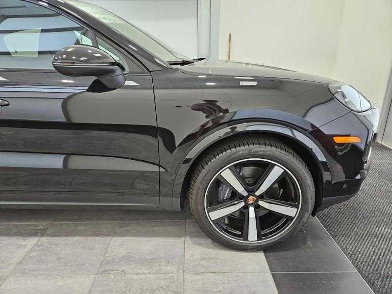 Porsche Cayenne Vehicle Full-screen Gallery Image 10