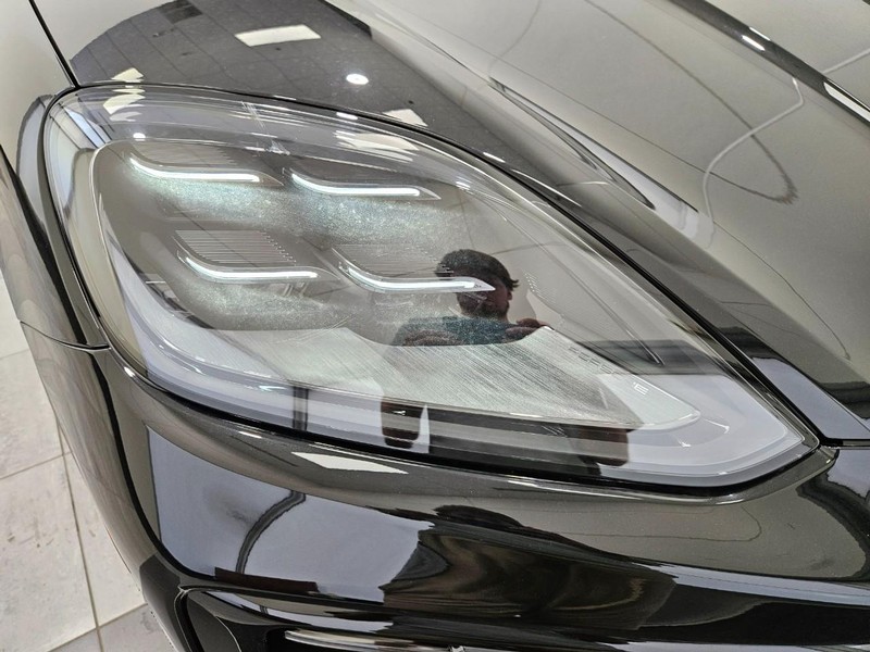 Porsche Cayenne Vehicle Full-screen Gallery Image 11