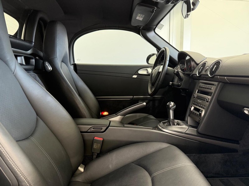 Porsche Boxster Vehicle Full-screen Gallery Image 12