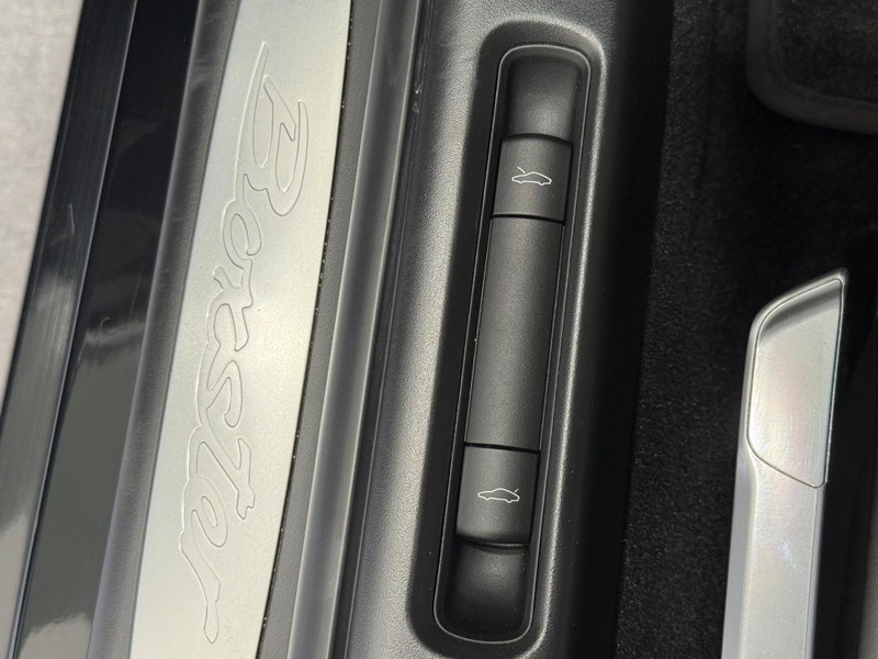 Porsche Boxster Vehicle Full-screen Gallery Image 22