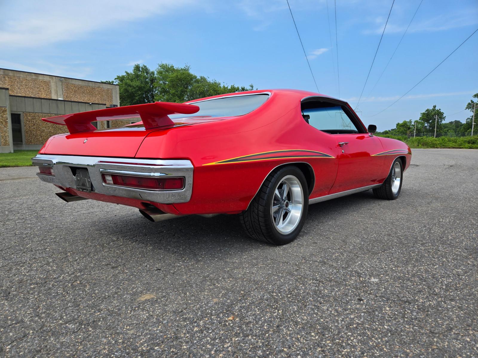 Vehicle Image 05