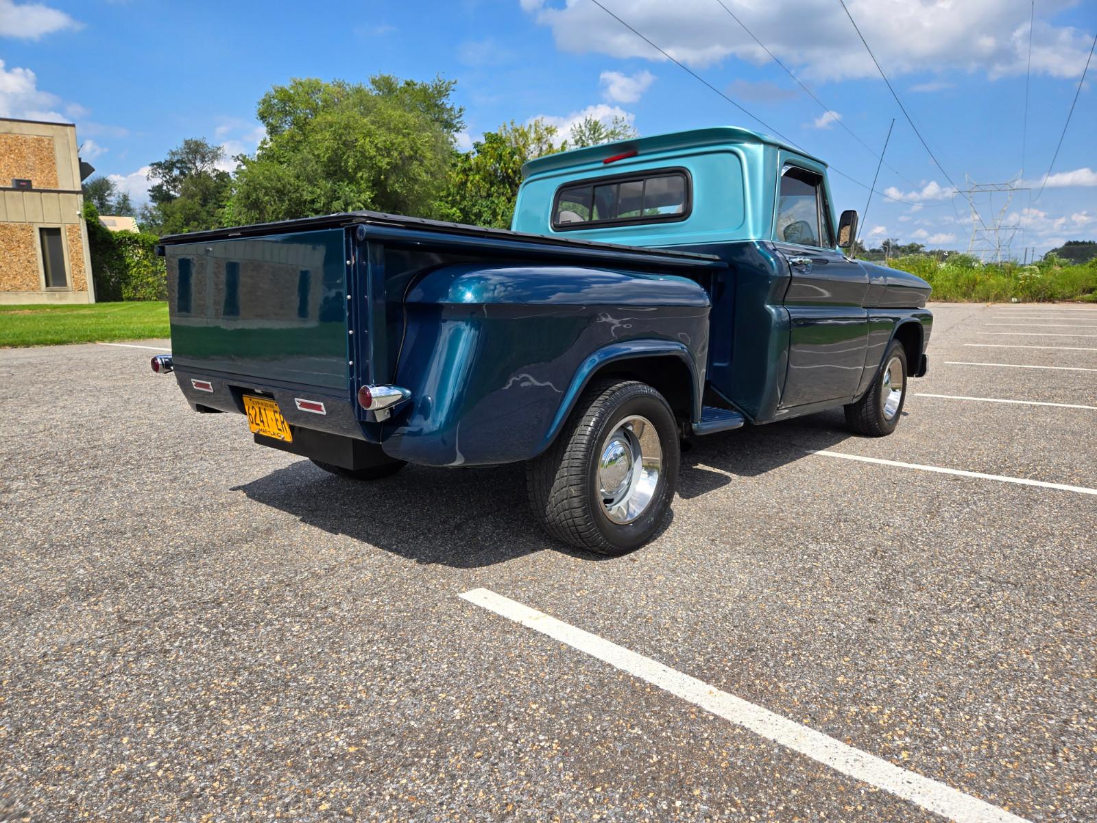 Vehicle Image 06