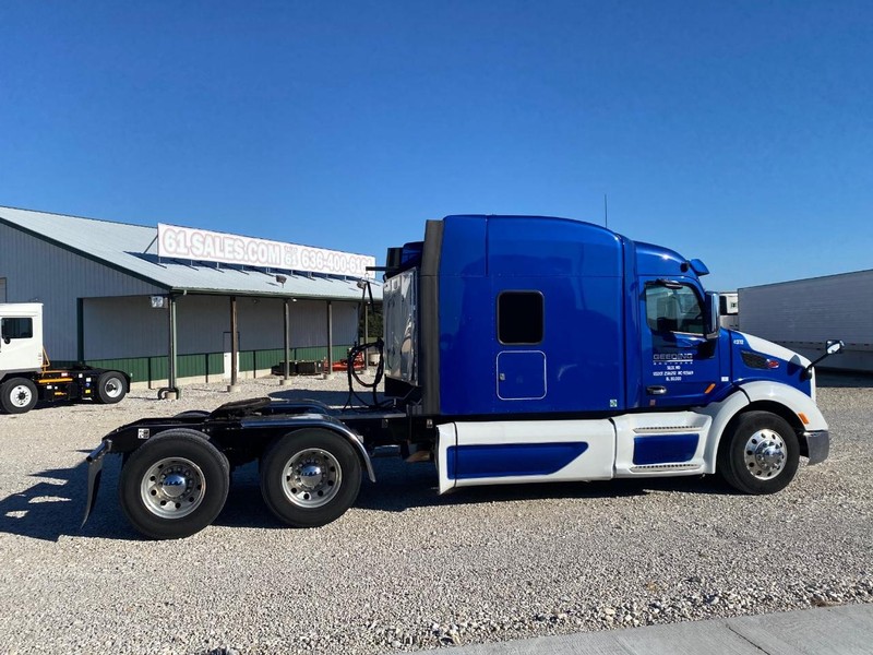 Peterbilt 579 Vehicle Full-screen Gallery Image 02