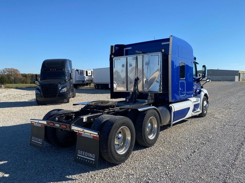 Peterbilt 579 Vehicle Full-screen Gallery Image 03