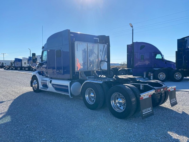 Peterbilt 579 Vehicle Full-screen Gallery Image 04