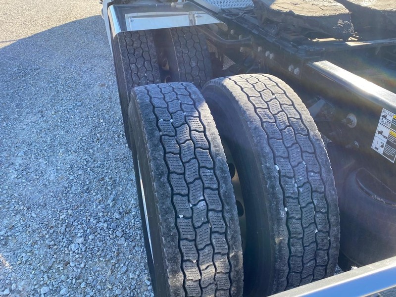 Peterbilt 579 Vehicle Full-screen Gallery Image 05