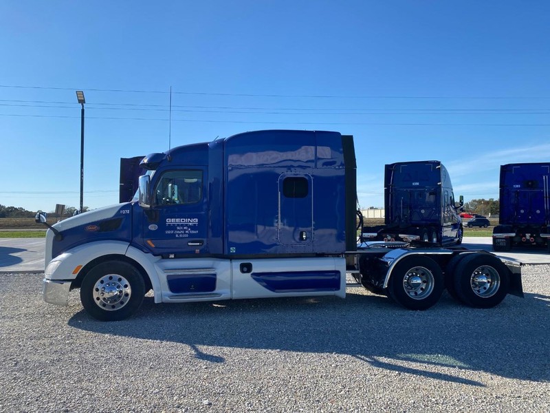 Peterbilt 579 Vehicle Full-screen Gallery Image 07