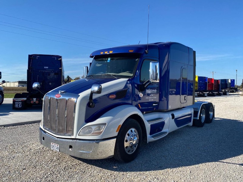 Peterbilt 579 Vehicle Full-screen Gallery Image 08