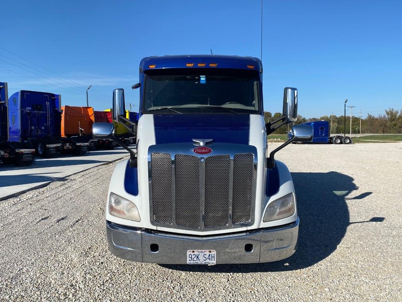 Peterbilt 579 Vehicle Full-screen Gallery Image 09