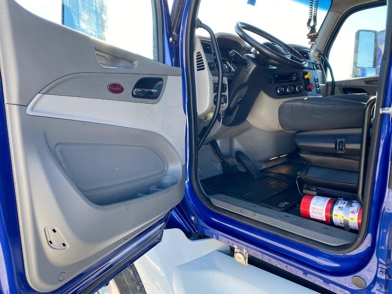 Peterbilt 579 Vehicle Full-screen Gallery Image 12