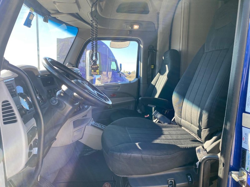 Peterbilt 579 Vehicle Full-screen Gallery Image 13