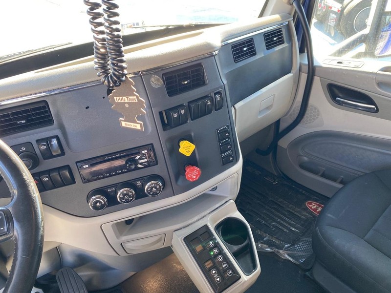 Peterbilt 579 Vehicle Full-screen Gallery Image 16