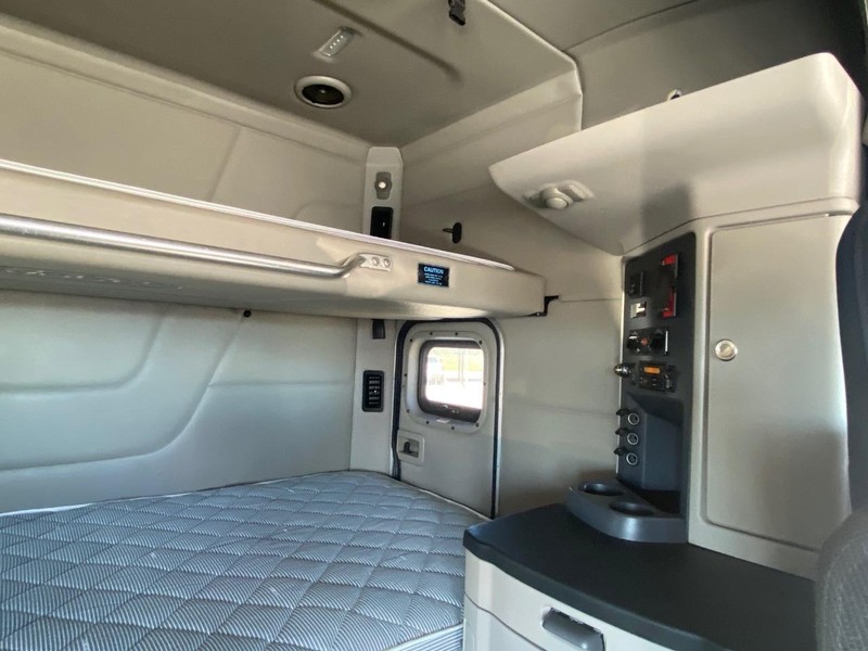 Peterbilt 579 Vehicle Full-screen Gallery Image 20