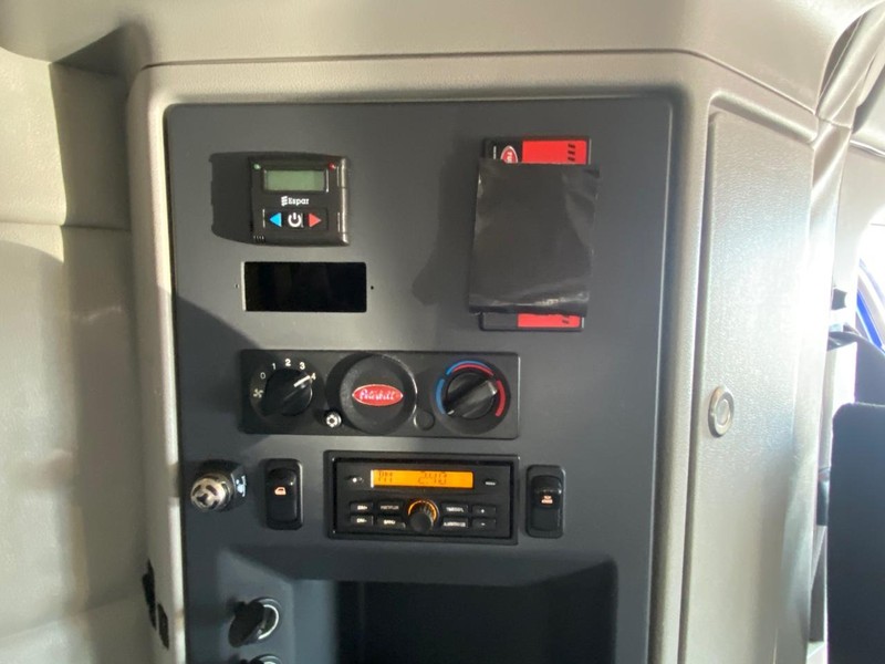 Peterbilt 579 Vehicle Full-screen Gallery Image 21