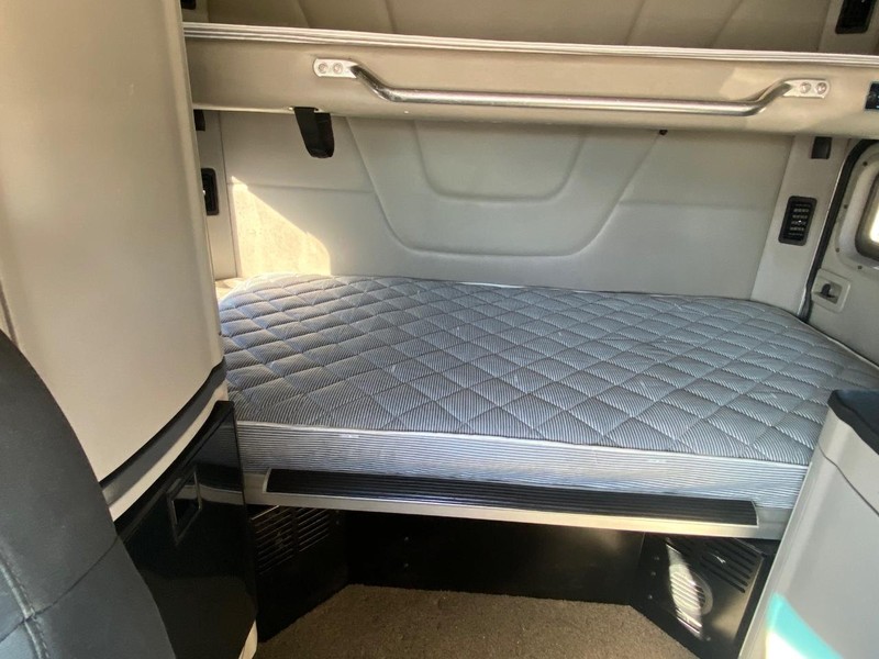 Peterbilt 579 Vehicle Full-screen Gallery Image 22