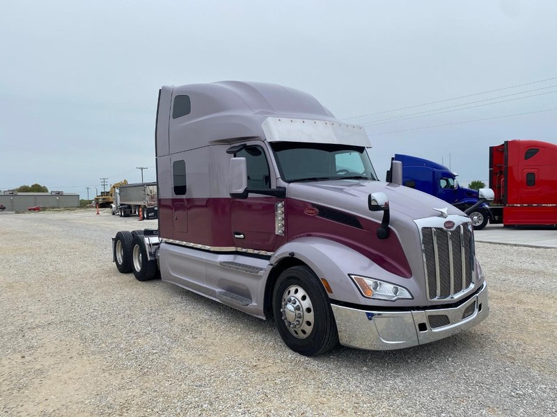 Peterbilt 579 ULTRALOFT Vehicle Full-screen Gallery Image 01