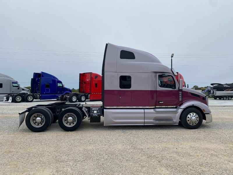 Peterbilt 579 ULTRALOFT Vehicle Full-screen Gallery Image 02