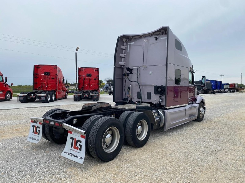 Peterbilt 579 ULTRALOFT Vehicle Full-screen Gallery Image 03