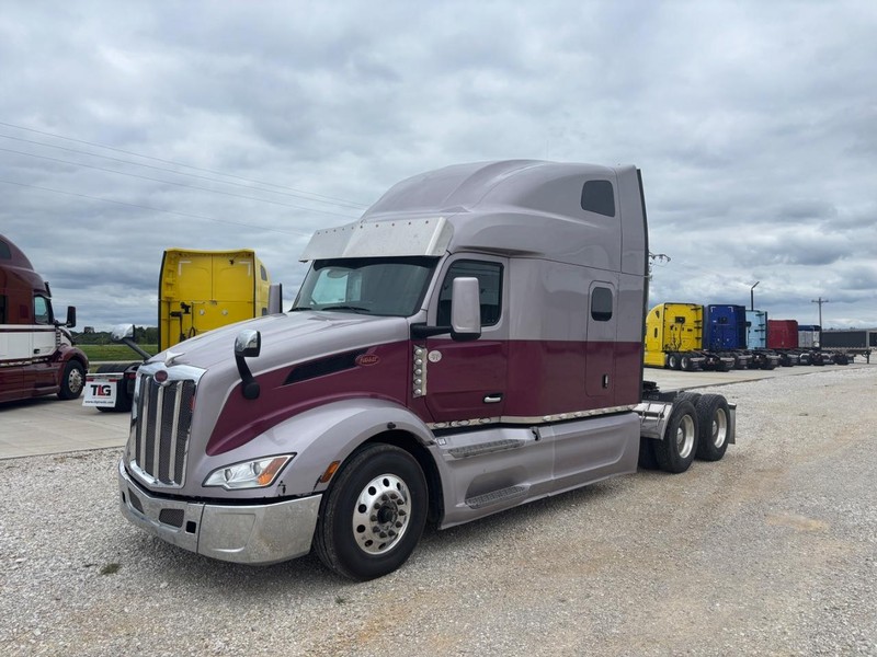 Peterbilt 579 ULTRALOFT Vehicle Full-screen Gallery Image 04