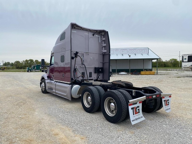 Peterbilt 579 ULTRALOFT Vehicle Full-screen Gallery Image 05