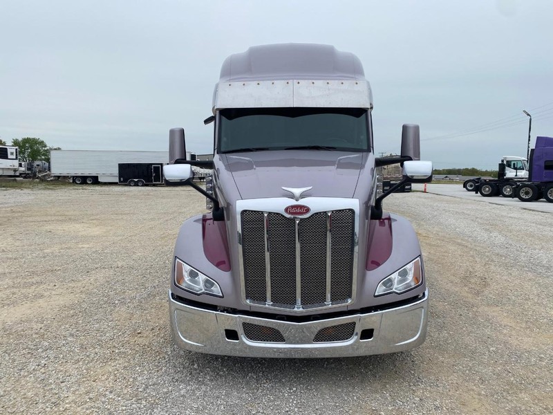 Peterbilt 579 ULTRALOFT Vehicle Full-screen Gallery Image 06
