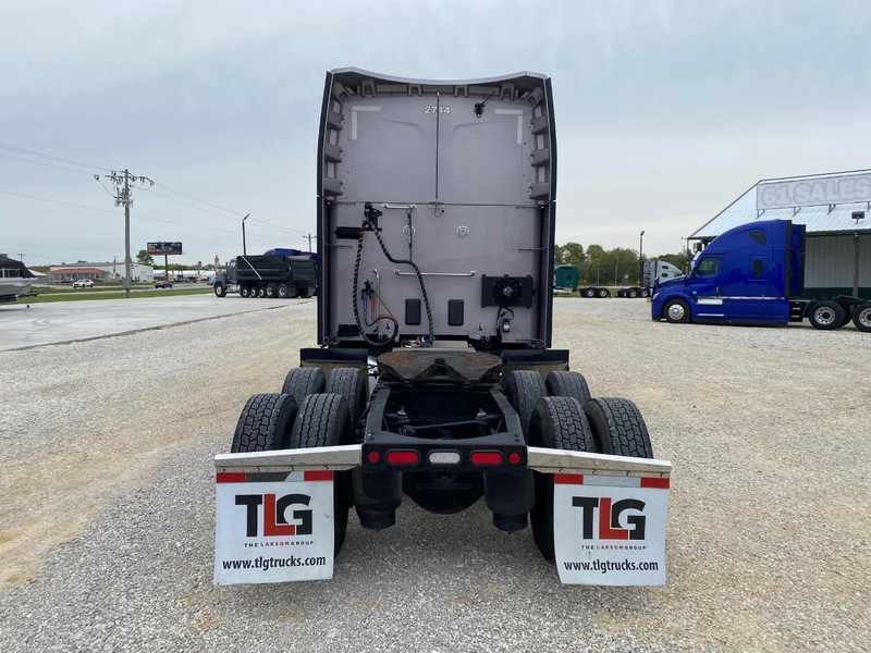 Peterbilt 579 ULTRALOFT Vehicle Full-screen Gallery Image 07