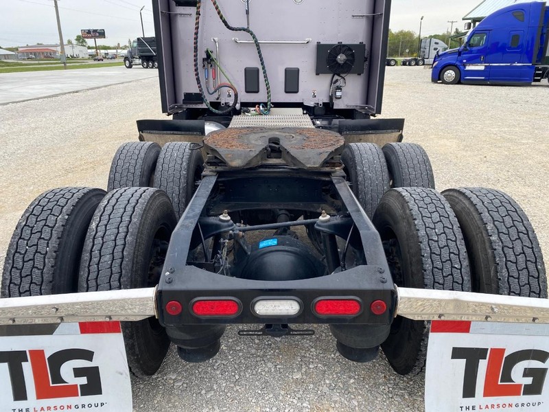 Peterbilt 579 ULTRALOFT Vehicle Full-screen Gallery Image 08