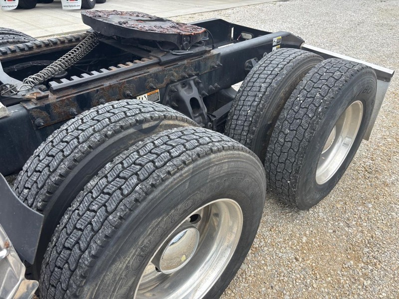 Peterbilt 579 ULTRALOFT Vehicle Full-screen Gallery Image 09