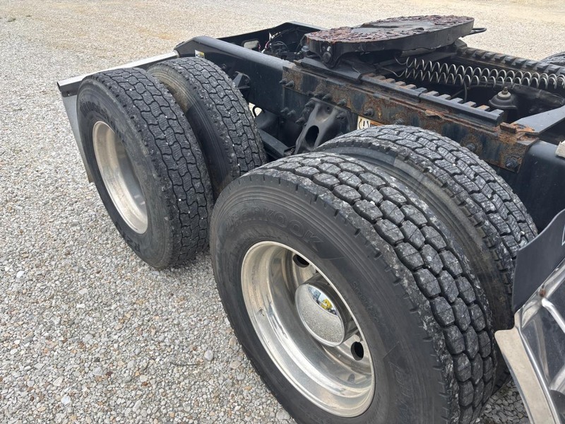 Peterbilt 579 ULTRALOFT Vehicle Full-screen Gallery Image 10