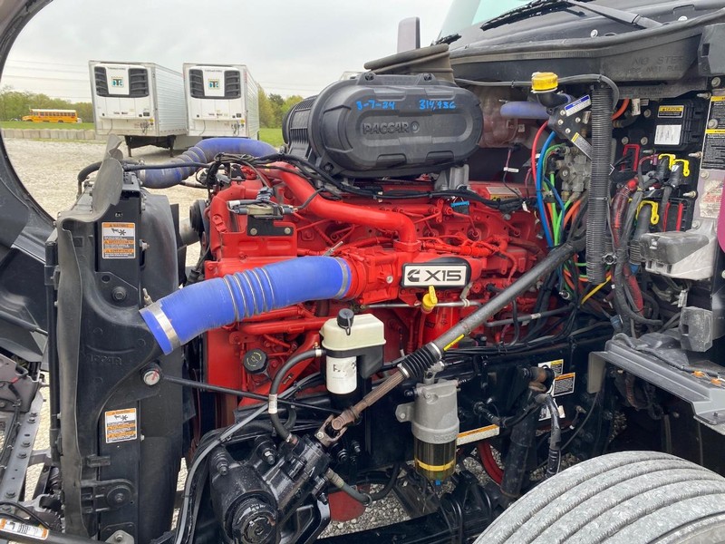 Peterbilt 579 ULTRALOFT Vehicle Full-screen Gallery Image 12