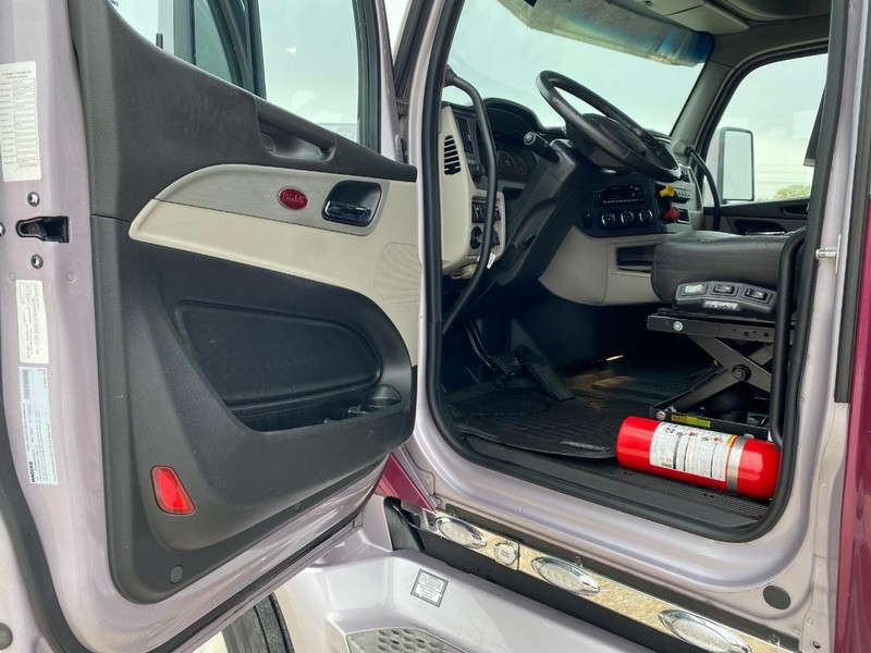 Peterbilt 579 ULTRALOFT Vehicle Full-screen Gallery Image 14