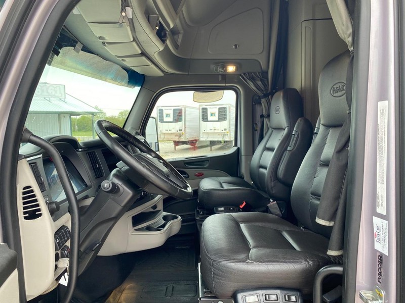 Peterbilt 579 ULTRALOFT Vehicle Full-screen Gallery Image 15