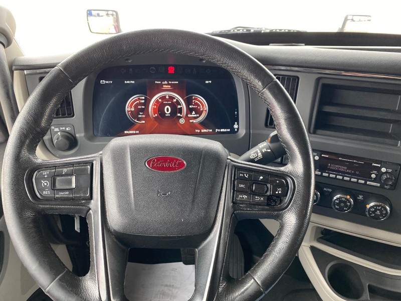 Peterbilt 579 ULTRALOFT Vehicle Full-screen Gallery Image 16