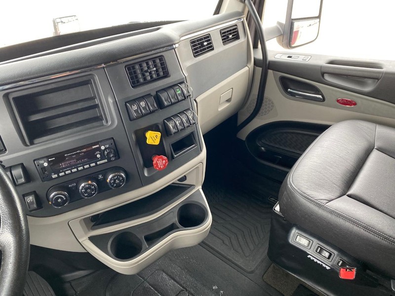 Peterbilt 579 ULTRALOFT Vehicle Full-screen Gallery Image 19