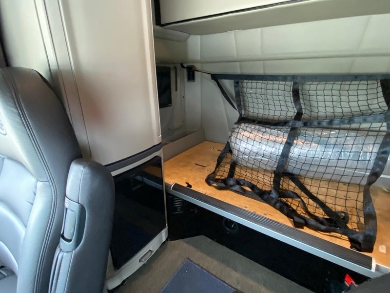 Peterbilt 579 ULTRALOFT Vehicle Full-screen Gallery Image 20