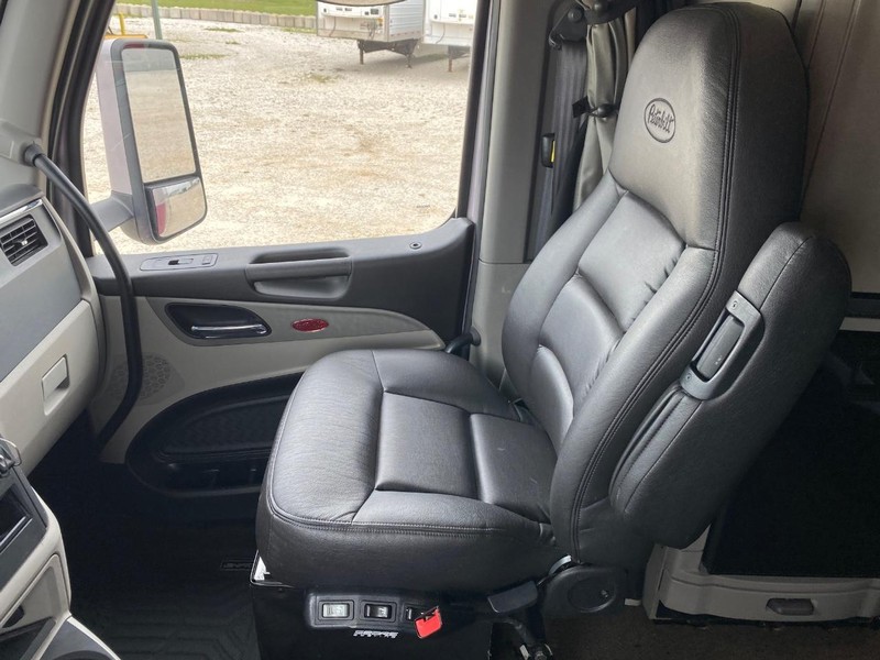 Peterbilt 579 ULTRALOFT Vehicle Full-screen Gallery Image 21