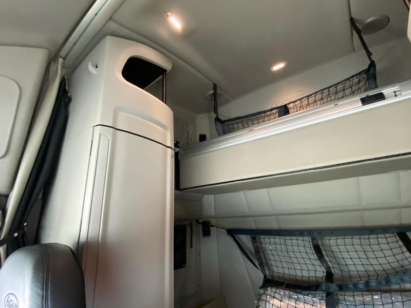 Peterbilt 579 ULTRALOFT Vehicle Full-screen Gallery Image 22