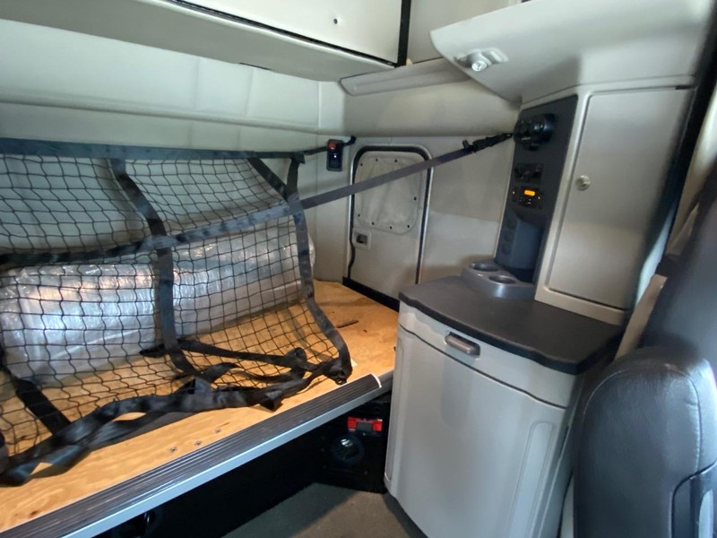 Peterbilt 579 ULTRALOFT Vehicle Full-screen Gallery Image 25