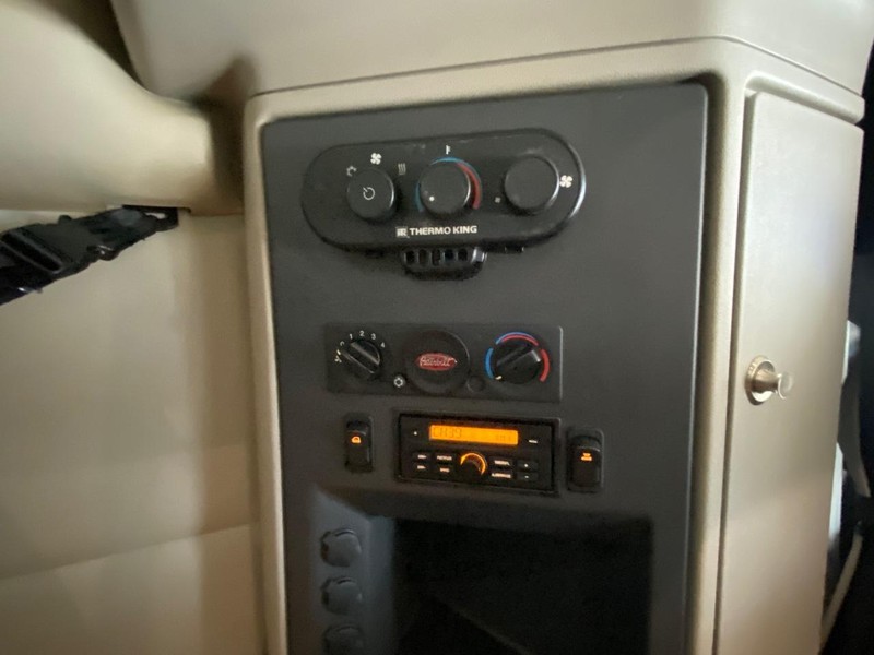 Peterbilt 579 ULTRALOFT Vehicle Full-screen Gallery Image 26