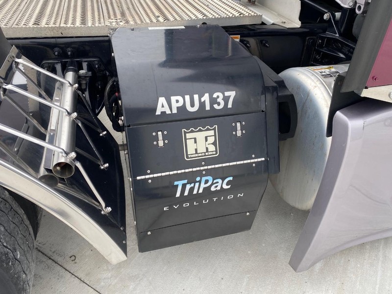 Peterbilt 579 ULTRALOFT Vehicle Full-screen Gallery Image 27