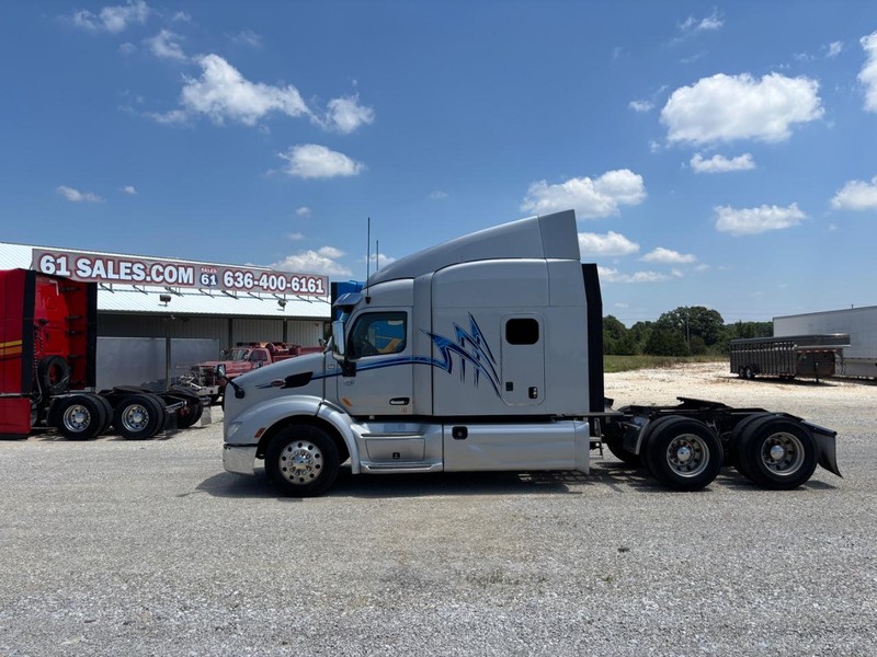 Peterbilt 579 Vehicle Full-screen Gallery Image 01