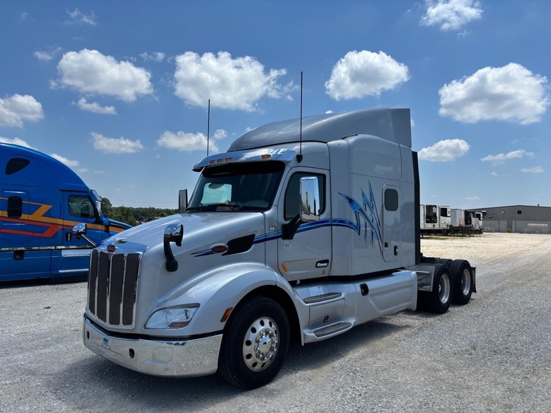 Peterbilt 579 Vehicle Full-screen Gallery Image 02