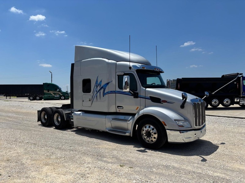 Peterbilt 579 Vehicle Full-screen Gallery Image 03