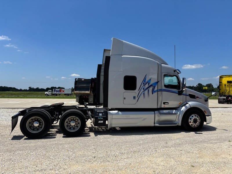 Peterbilt 579 Vehicle Full-screen Gallery Image 04